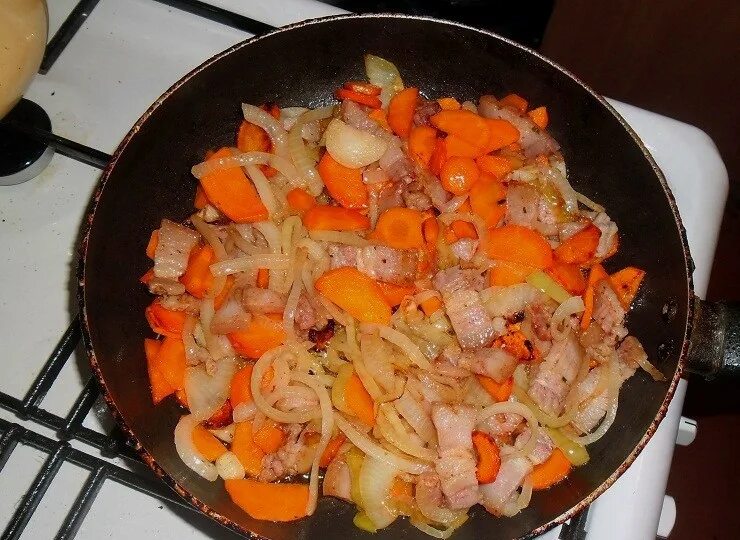 Печень куриная жареная с морковью на сковороде. Печень с луком и морковью на сковороде. Курица жареная на сковороде с луком и морковью. Печенку пожарить на сковородке с луком и морковью. Жарка овощей шпика и печени.