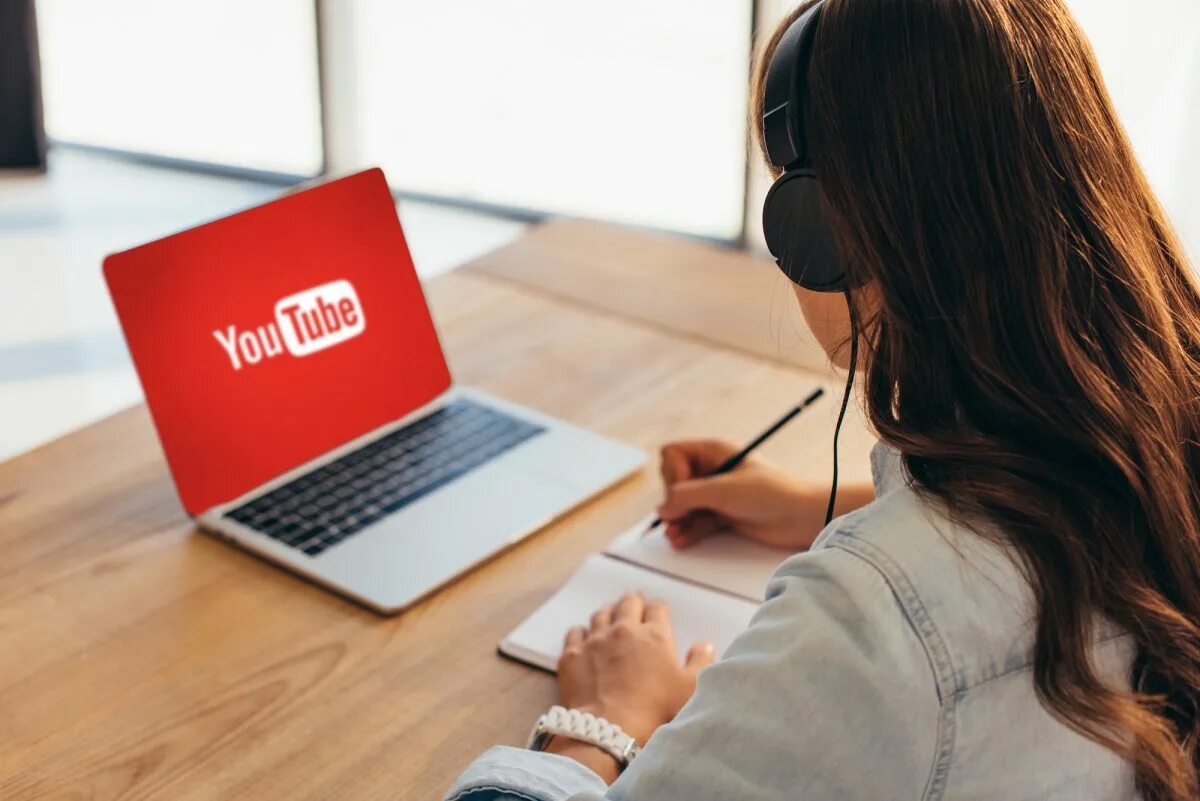 Интернет ютуб. Ноутбук со значком ютуба. ноутбук ютьюб. архив youtube. звонкоголосые ютуб.