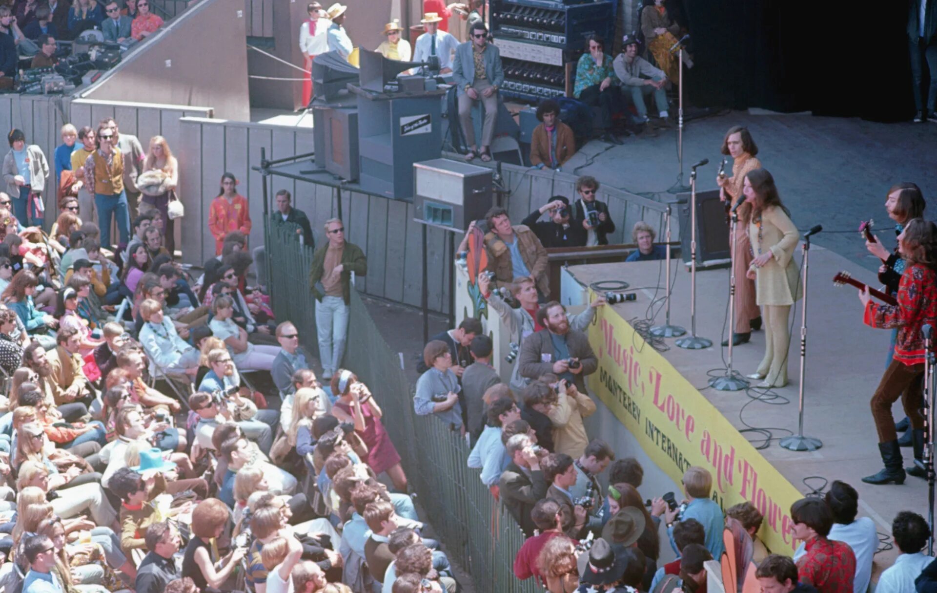 Popping festival. Фестиваль Монтерей 1967. Монтерей поп фестиваль 1967. Лето любви 1967. Monterey Pop Festival 1967 photo.