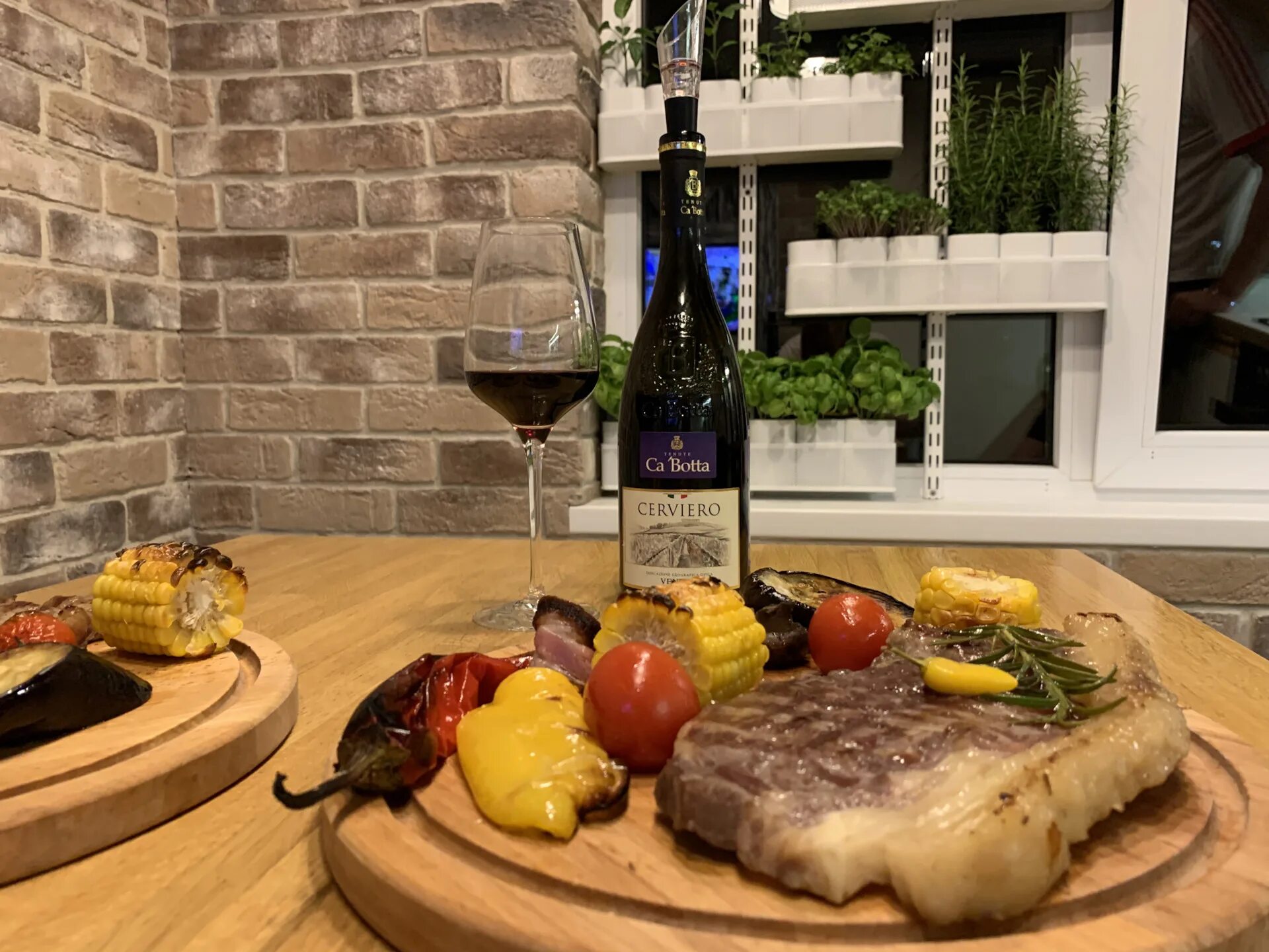 Купить дом в вине. Ужин. Ужин с вином. Вино и мясо. Романтический ужин со стейком.