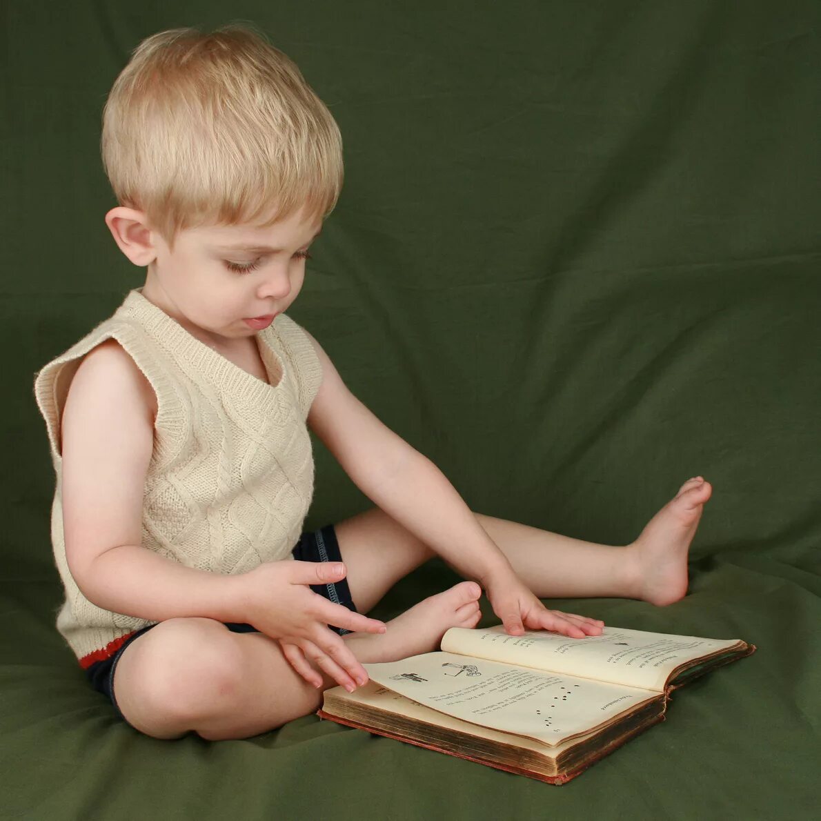 Children reference. Ребенок сидит на книжках. Ребенок с книгой в руках. Трехлетний ребенок. Ребенок референс.