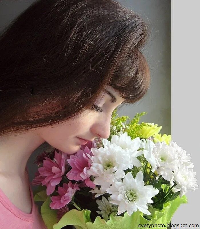 Женщина без цветов как. Женщина с цветами. Дарите женщинам цветы. Женщина с хризантемами. Красивая дама с цветами.