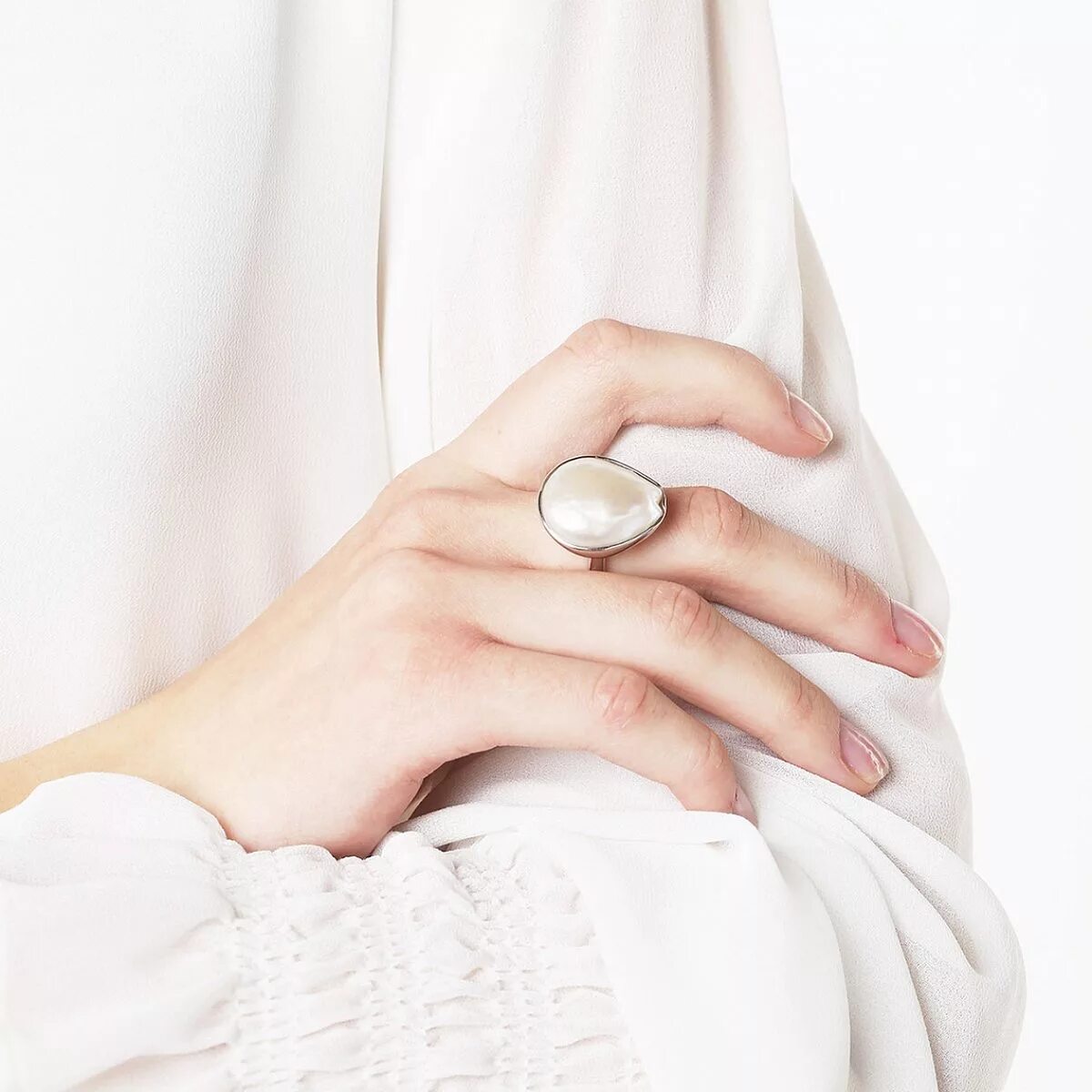 Кольцо с барочным жемчугом. Керамическое кольцо с жемчугом. Кольца из жемчуга тренд. Кольцо с жемчугом Минимализм. Тренд жемчуг