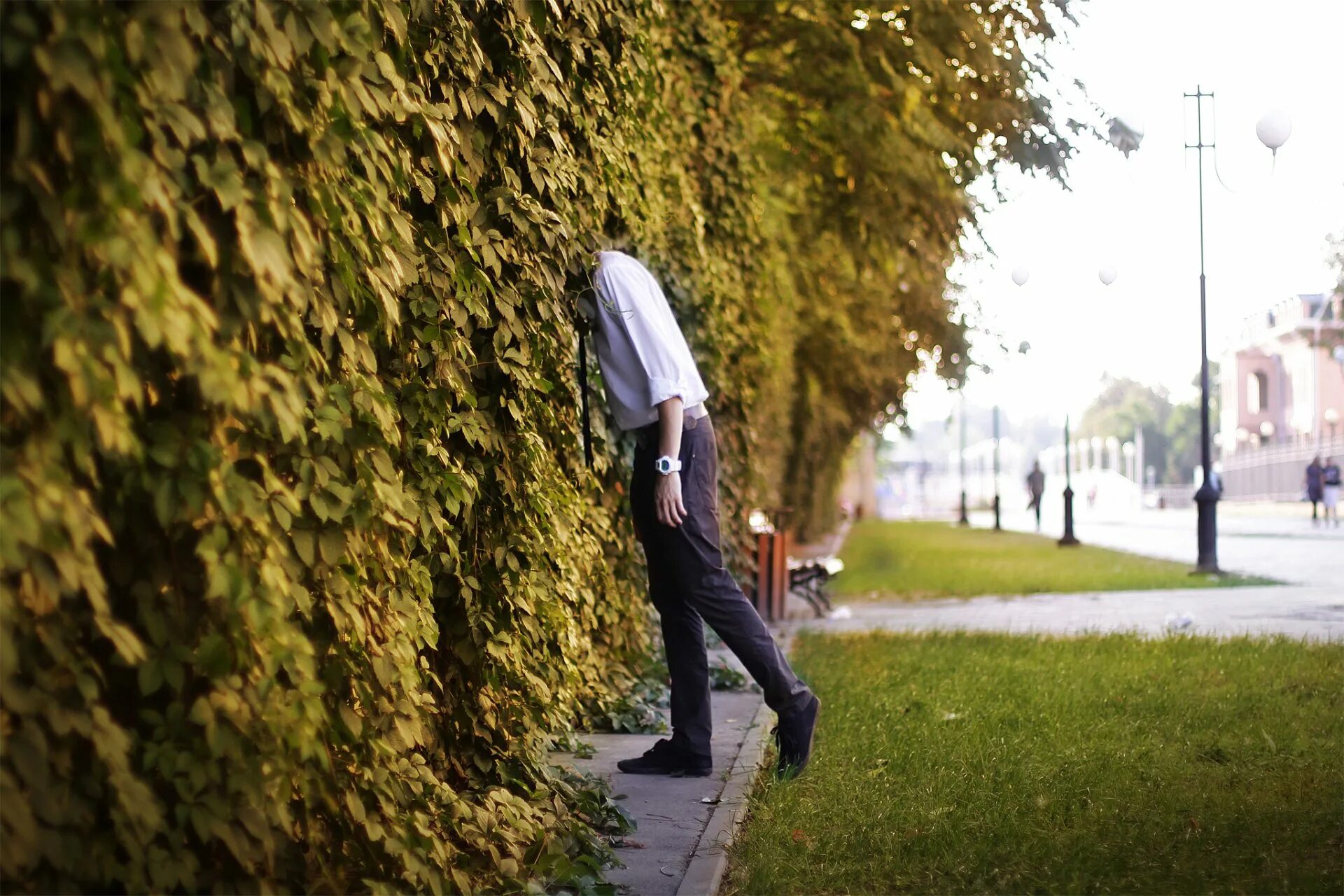 Дает мужчинам на улице. Парень на улице. Фотосессия парня на улице. Идеи для фотосессии мужчины на улице. Пацаны на улице.