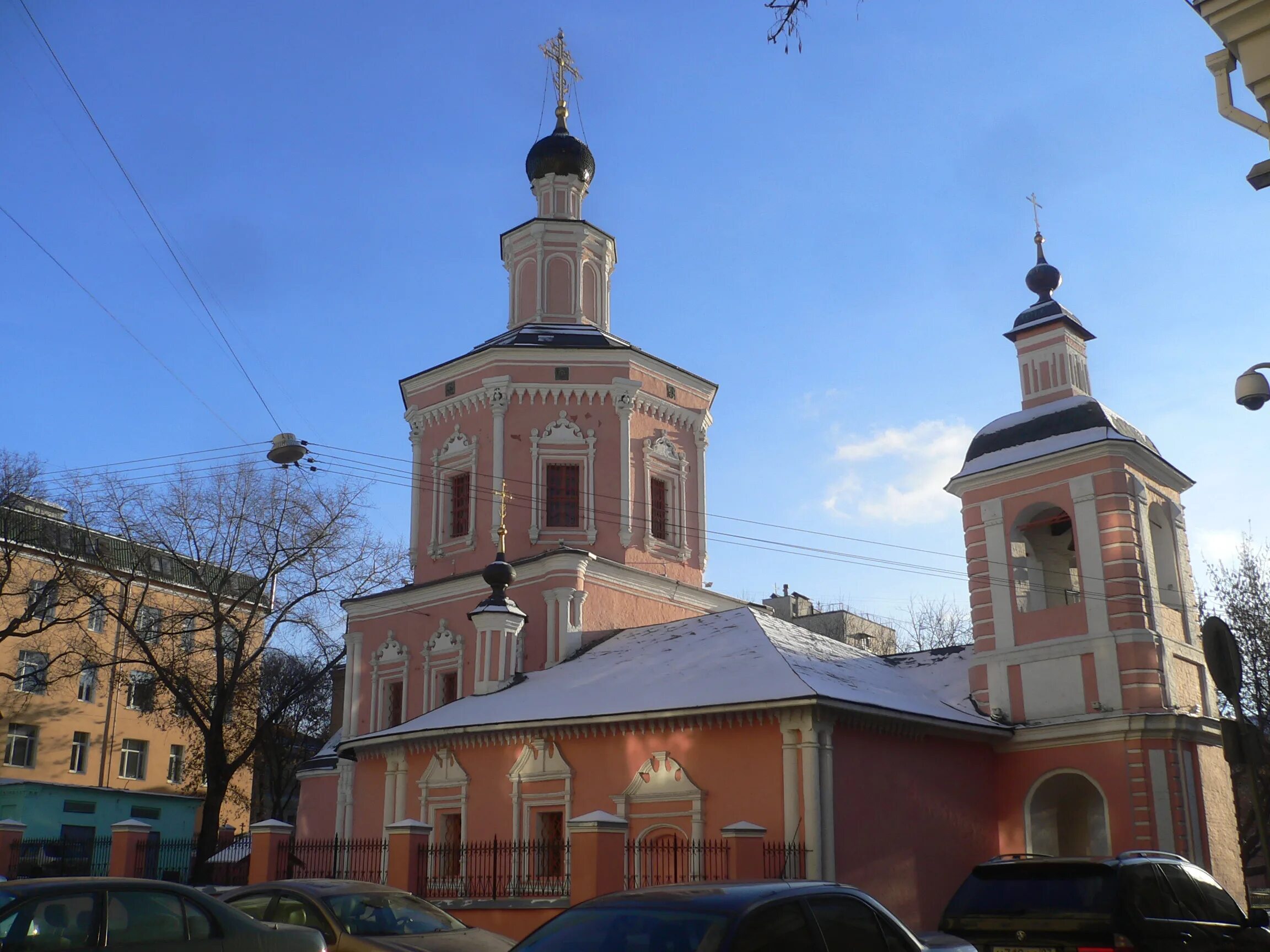 Храм троицы в хохлах в москве. Храм Святой Живоначальной Троицы в хохлах. Троицкая Церковь Хохловский переулок. Храм Святой Живоначальной Троицы в Хохловском переулке. Троицкая Церковь в хохлах Москва.