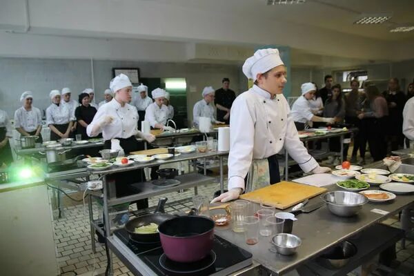 Сколько. Жизнь поварам. Профессии в поварском деле. Марширование воскресенский колледж. Воскресенском повара.