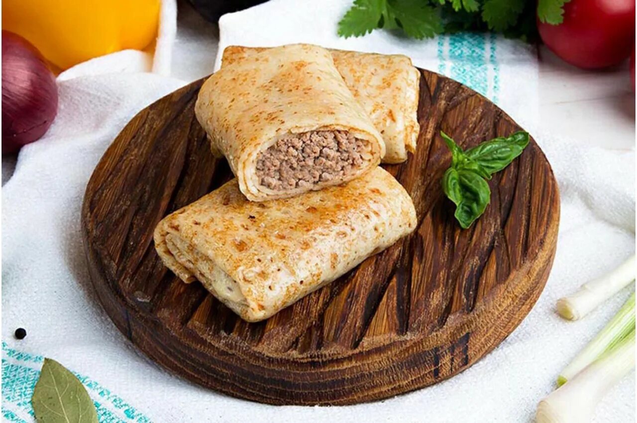 Блинчики с куриным фаршем. Блинчики с мясом. блины с мясной начинкой. блины с печенью. блинчики с мясным фаршем.