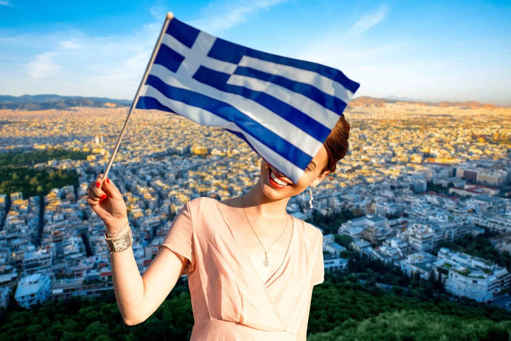 Много на греческом. Греция люди. Флаг Греции. Жители Греции. Туристы в Греции.