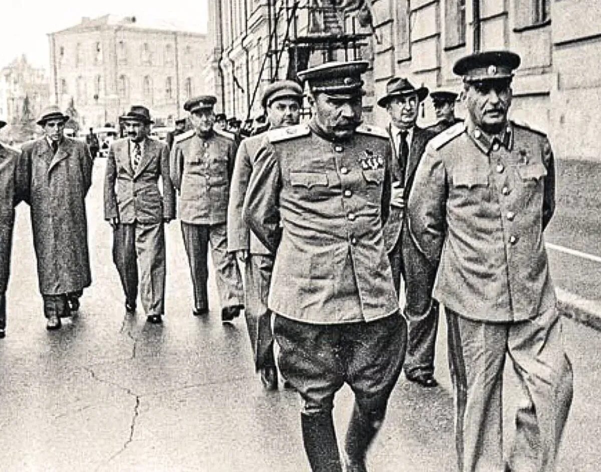 Сталин после него. Семён будённый и иосиф сталин. буденный 1945.