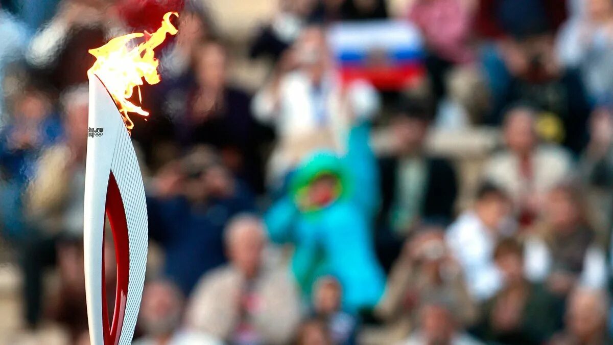 Первый олимпийский огонь. Олимпийские игры в сочи 2014 олимпийский факел. факел олимпийского огня сочи. олимпийский огонь символ сочи. олимпийский огонь и олимпийские факелы.