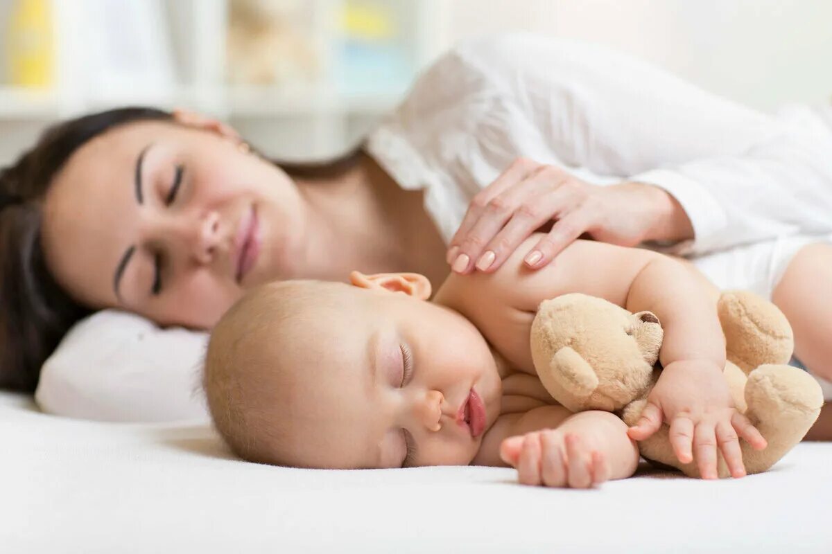 Mom and child. Малыш и мама. Мама с новорожденным ребенком. Мать с грудным ребенком. Мама с ребенком сон.