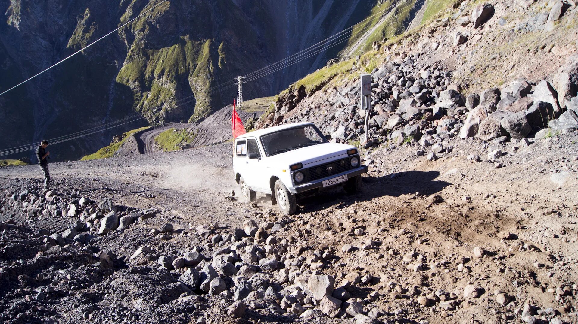 Автобусы до эльбруса. Джип на Эльбрусе. Off Road Эльбрус. Дорога в Приэльбрусье. Дорога на Эльбрус.