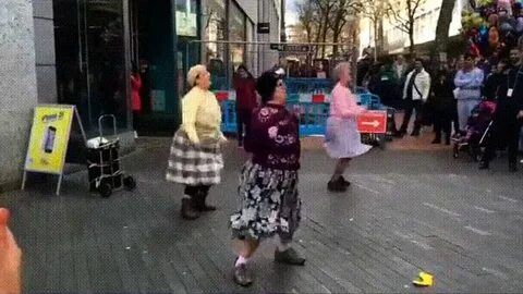 Бабушка танцует на улице