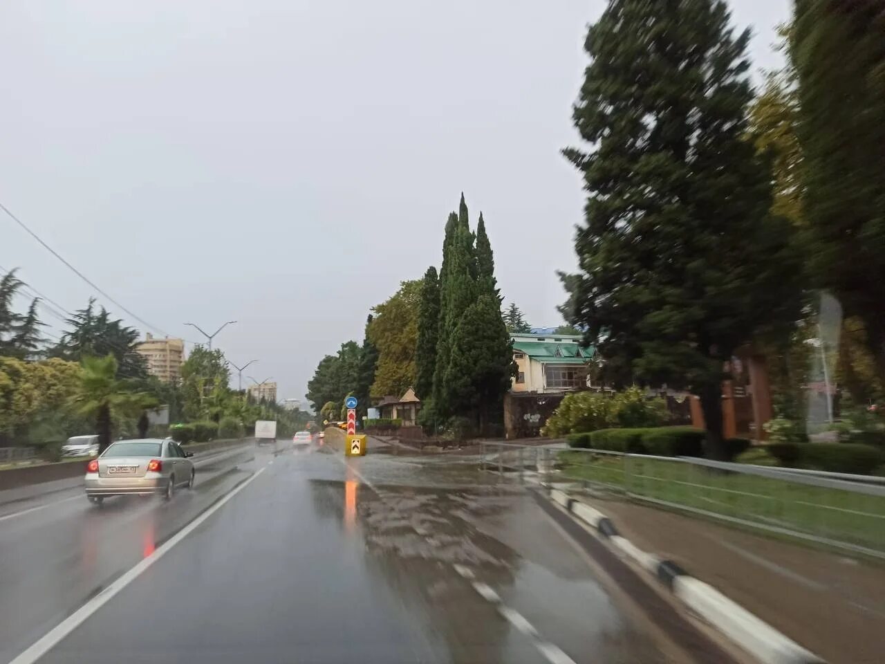 Ливень в адлере сегодня. Наводнение хоста сочи 2025. кудепста затопило июль 2025. потоп в сочи 2025. наводнение в адлере.