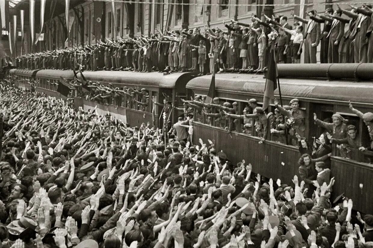 Когда была проведена массовая мобилизация женщин. Прощание с солдатами на вокзале 1941. Провожают на фронт. Проводы на фронт 1941 год. Провожают на войну.