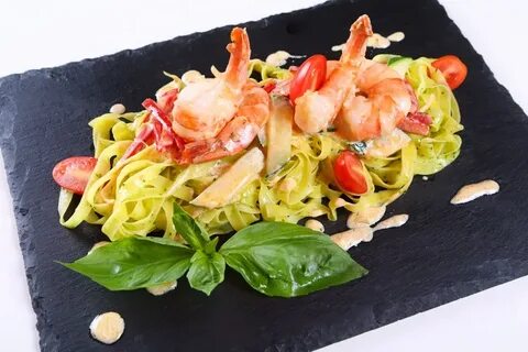 Паста с креветками и овощами