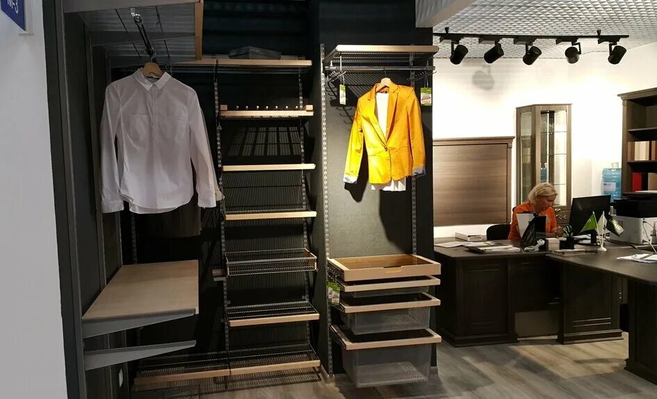 шкаф гардеробный. гардеробная система raumplus. гардеробная bottega d'arte. шкафы шоу рум. гардеробные в интерьере.