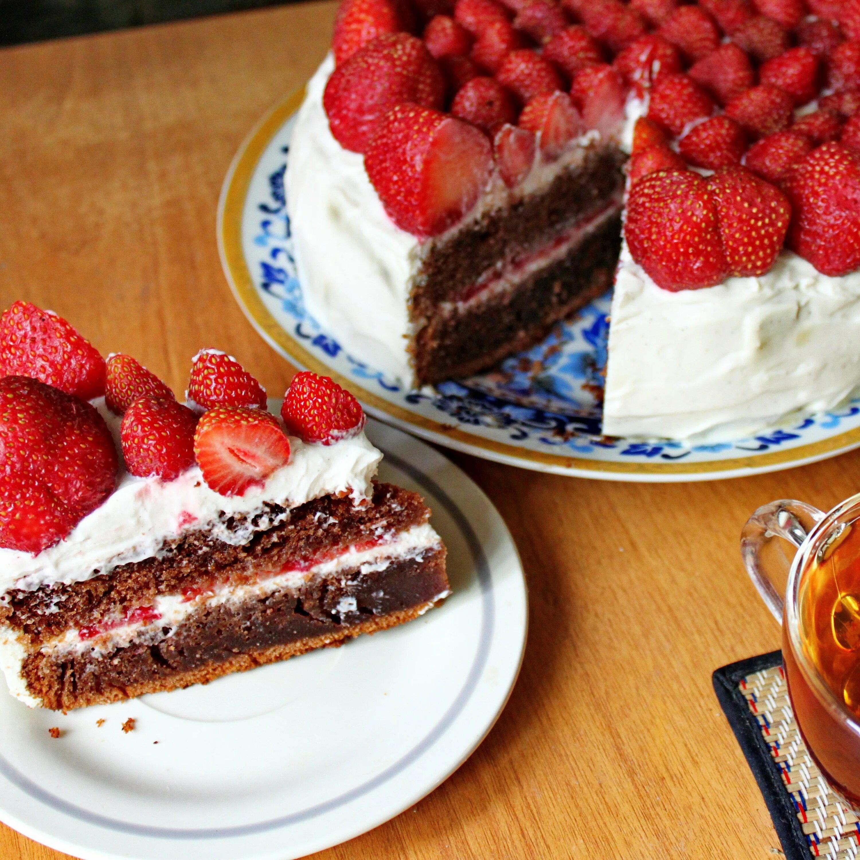 Бисквитный торт "Земляничный". Торт с маскарпоне и клубникой. Шоколадно клубничный торт. Шоколадный торт с клубникой и маскарпоне. Торты с клубники рецепты с фото