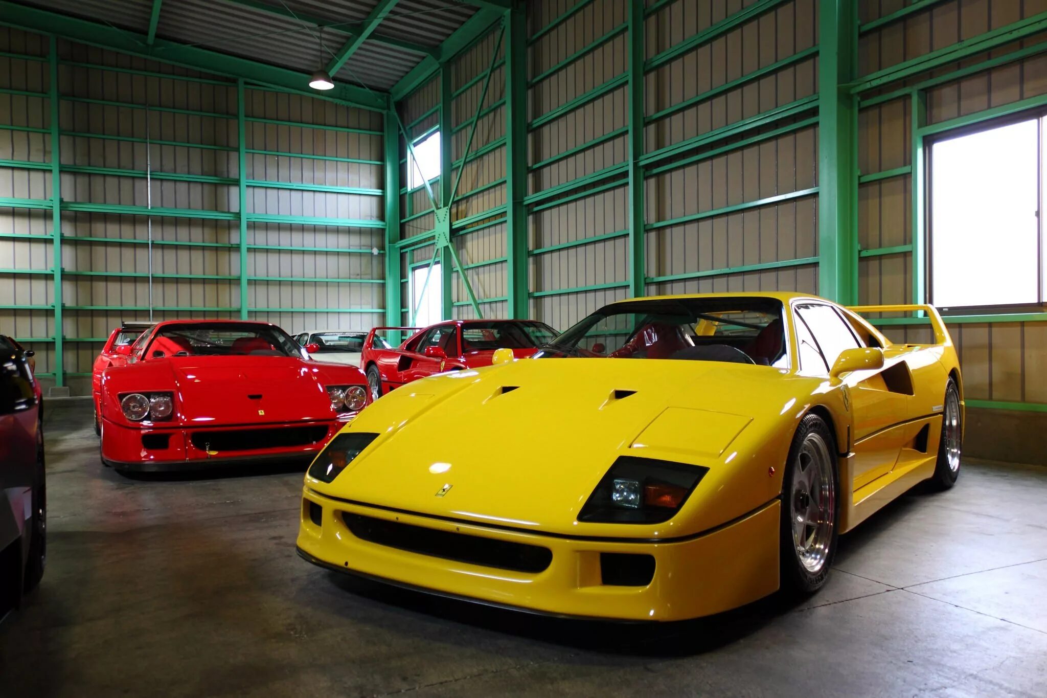 Какая машина у мажора в 1. Ferrari f40. Машина Ferrari f40. Ferrari f40 цвета. Ferrari f40 Yellow.