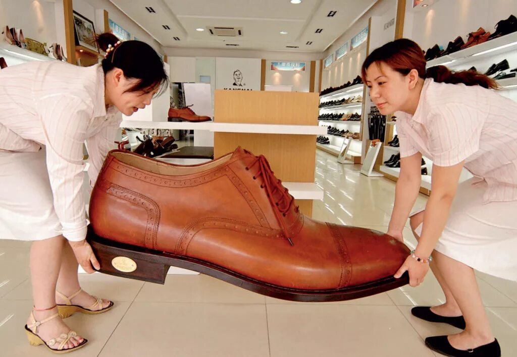 Китайская обувь запах. Огромные ботинки. Гигантские туфли. Самая большая обувь. Обувная промышленность.