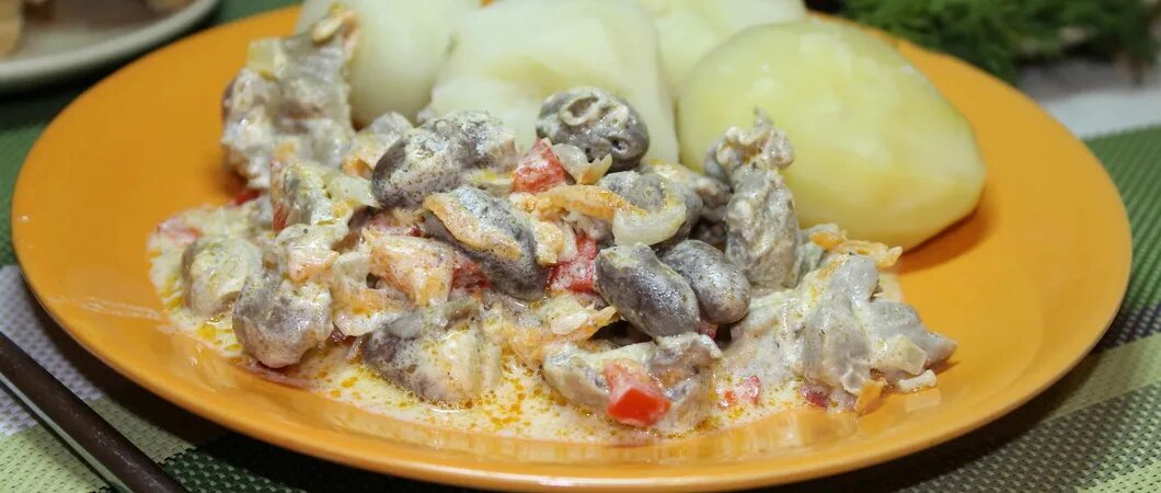 Куриные сердечки в сметане в мультиварке рецепт. Потроха куриные тушеные. потрошки куриные в сметане. потрошки куриные тушеные. куриные потроха в сметане.