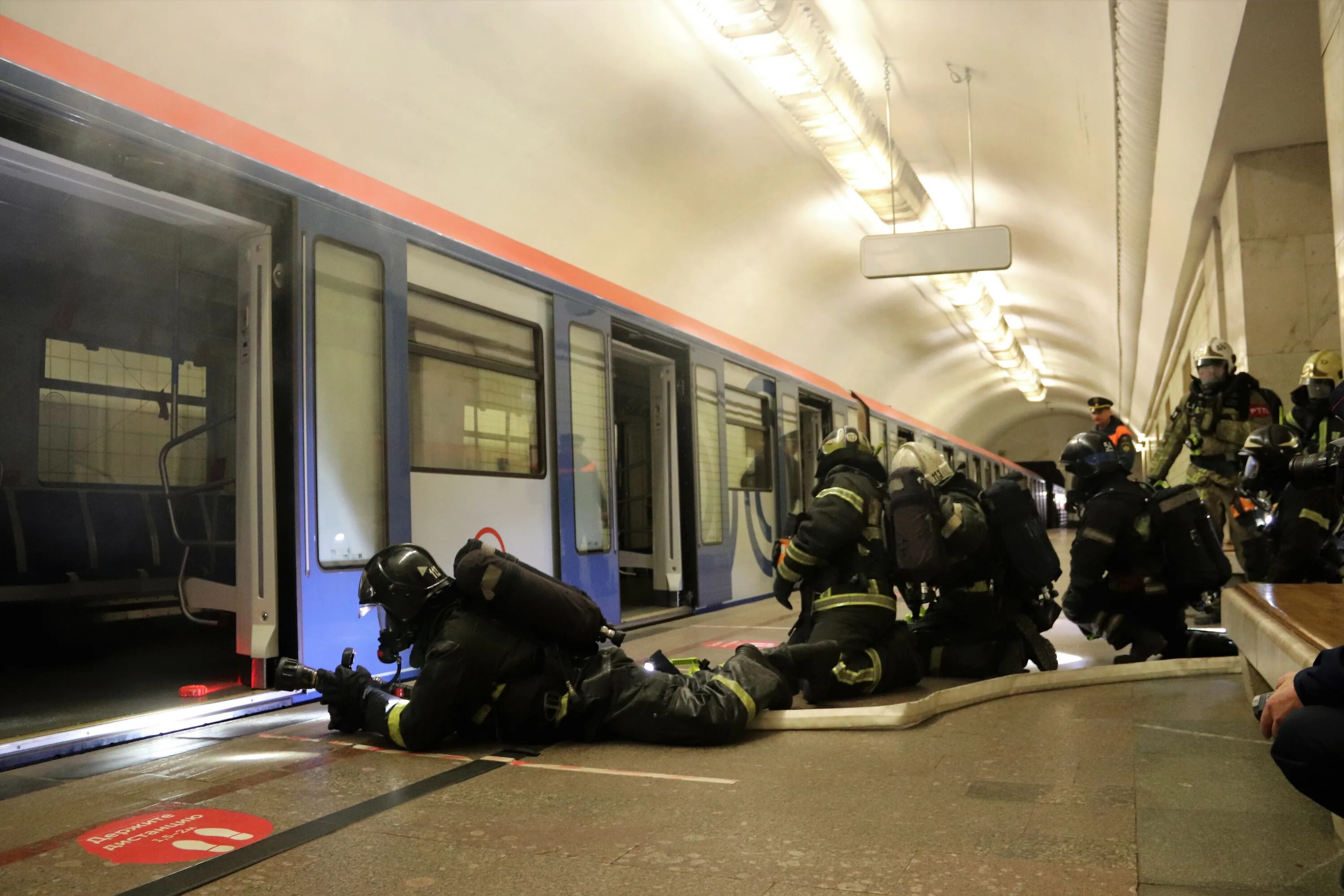 Ответ на теракт в москве сегодня. Метро МЧС метро МЧС. Пожар в метрополитене. Пожарные учения на метрополитене. Пожар на станции метро.