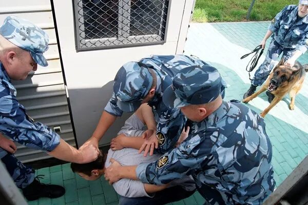 Конвоирование подозреваемых обвиняемых в совершении преступлений. Фсин этапирование осужденного. конвоирование осужденных. сотрудник фсин. конвой сизо.