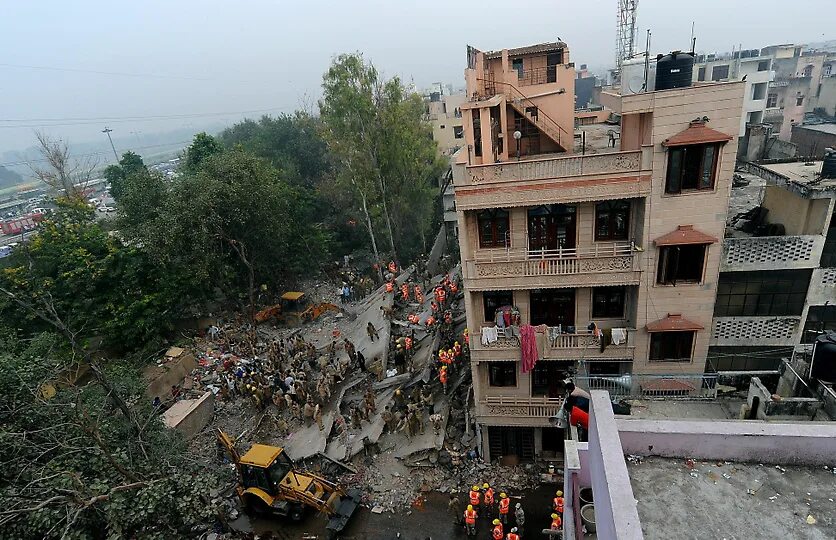 Разрушение зданий и сооружений. Обрушение зданий. Внезапное обрушение зданий. Многоэтажный дом в Индии.
