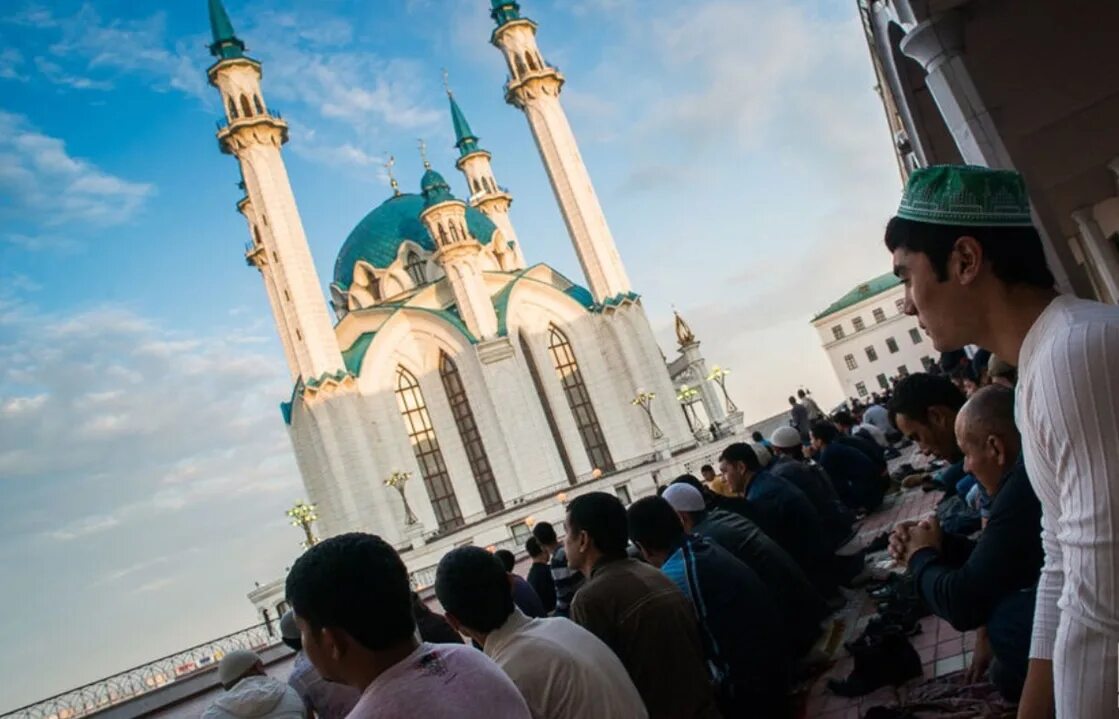 Ураза сегодня казань. Мечеть Казань кул Шариф Курбан байрам. Имам мечети кул Шариф. Кул Шариф с Ураза байрамом Казань. Татарстан праздников Ураза-байрам и Курбан-байрам.