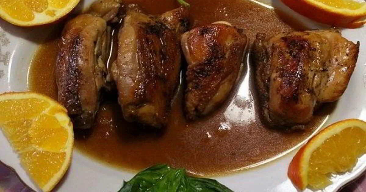 Утка с гарниром. Филе индейки с брусничным соусом. Утка под соусом. Утиная грудка магре с чатни. Утиная грудка в апельсиновом соусе.