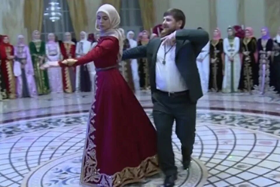 Рамзан кадыров танцует. Рамзан кадыров танец. Рамзан кадыров пляска. Рамзан кадыров танцует. Рамзан кадыров лезгинка.