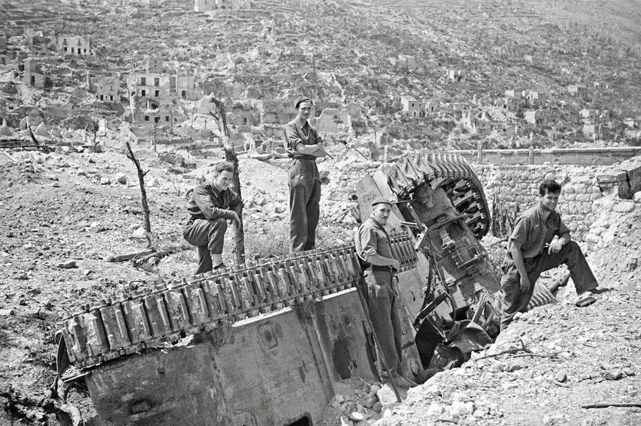 Нормандия 1944 город. 6 июня 1944 года. Нормандская операция 1944. Оверлорд операция 1944. Высадка в нормандии 1944.
