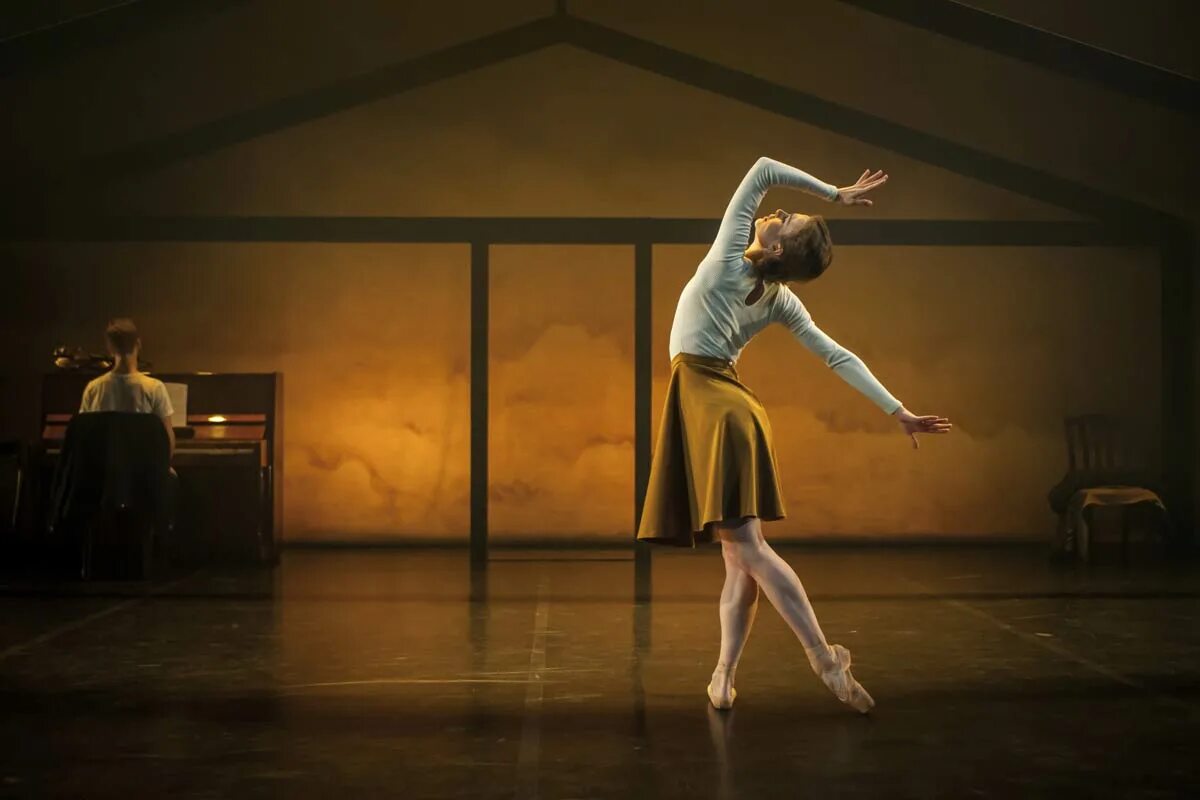 песня танцующая москвы. дискотека в наушниках. парк горького танцы на набережной. песня танцующая москвы. мюзикл бродвей.