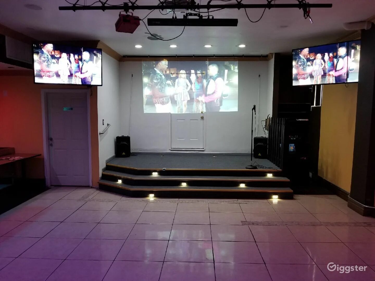 На сцене в красивом мини. Неоновая сцена. Стейдж стендап клаб санкт-петербург. Инсталляция для ночных клубов. Stage room.