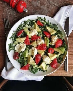 Салат с моцареллой и овощами