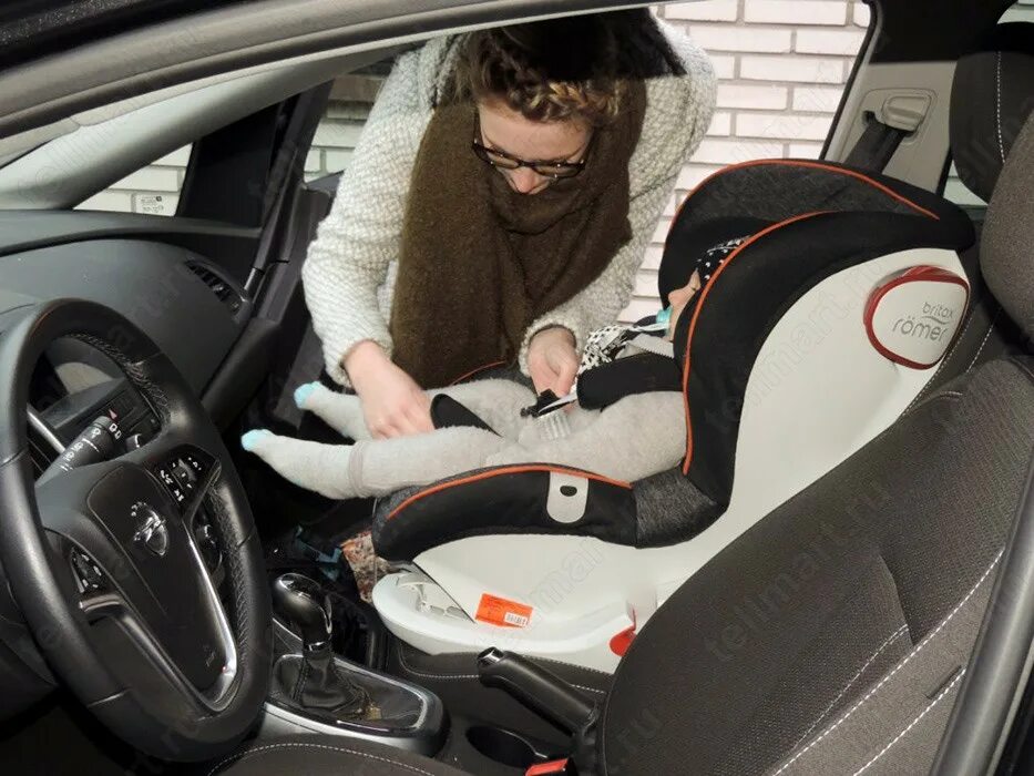 Во сколько можно на переднем сидении. Britax Romer King 2. King 2 Britax Romer на переднее сиденье. Britax Romer King. Бритакс Ромер Кинг 2 на переднем сидении.