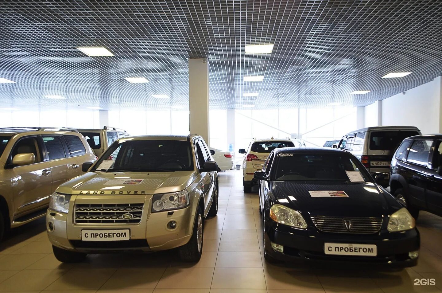 Купить авто в салоне новосибирска. Автосалон автомобилей с пробегом. Автосалон бу авто. Дилер авто с пробегом. Дилер машин с пробегом.