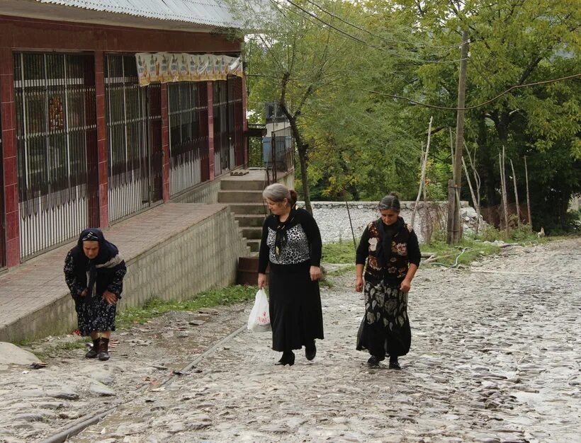 Прогноз погоды в азербайджане. Sheki Азербайджан. Азербайджан город Шеки базар. Азербайджан Шекинский район село Беюк Дахна. Куда сходить в Шеки.