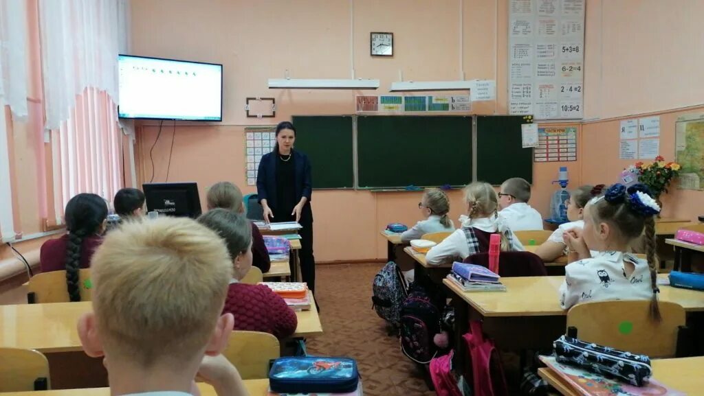 Автошкола на просвещении. Школы единого стандарта. Школьники на уроке. Учебный класс с учениками в автошколе. Школьный стандарт.