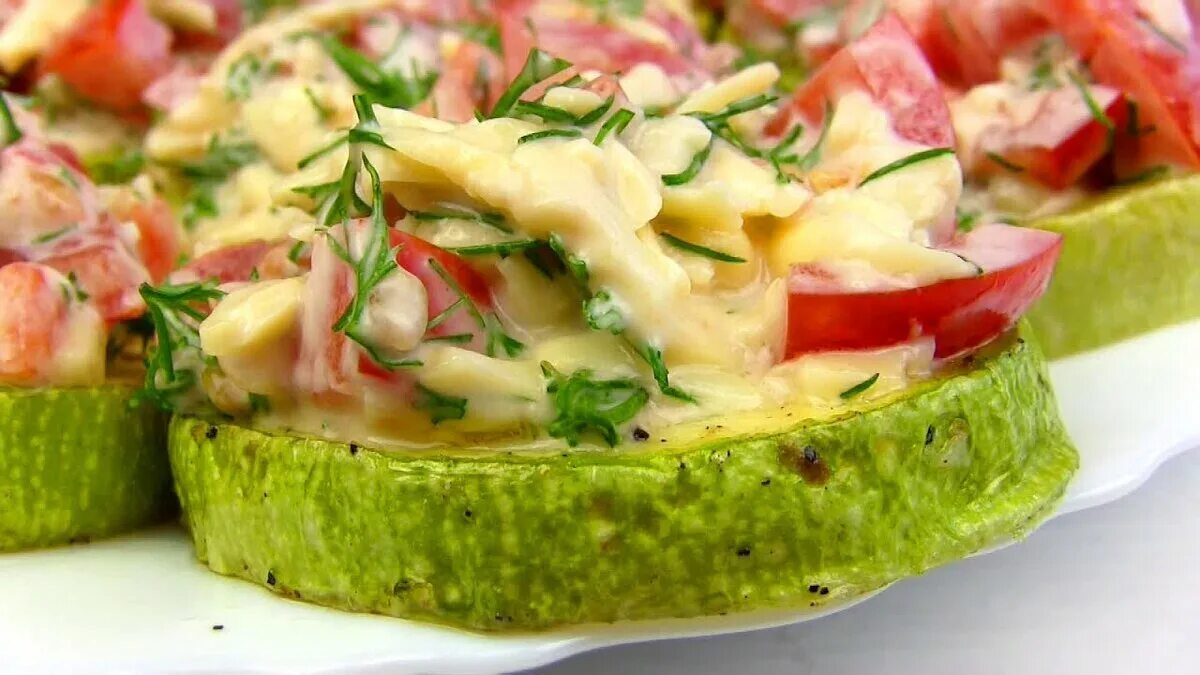 Жареные кабачки на праздничный стол. Закуска из кабачков на праздничный. Закуска из кабачков. Закуска из цукини. Холодная закуска из кабачков.