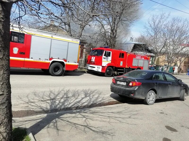 пожар в кисловодске. пожар. сгорел автобус в кисловодске. пожар в кисловодске сейчас. школа 16 кисловодск пожар.