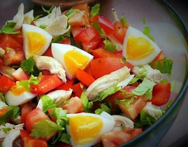 Салат из помидор и яиц. Овощной салат с яйцом. Салат с болгарским перцем и курицей. Салат с яйцом и помидором.