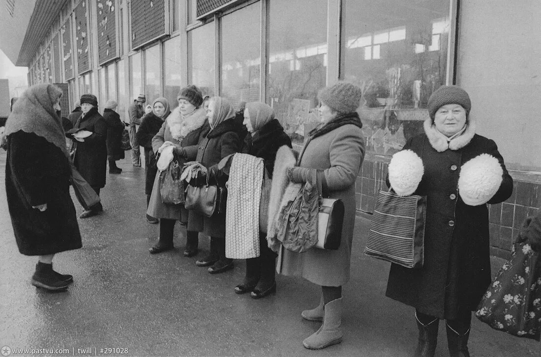 Фотография 1988 года. Рижский рынок Москва 80е. Рижский рынок в 90-е годы. Рижский рынок в 90-е. Москва 1988.