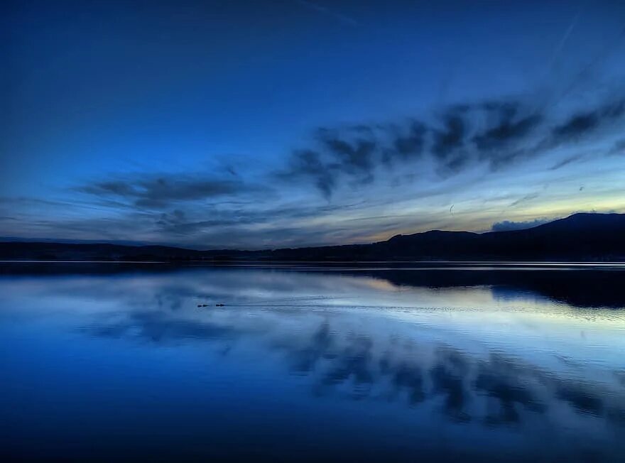 Вечера синь. Синий час вечером. Глубокий синий вечер. Темно синяя небо озеро. Вечернее тёмно-синий небо пейзаж.