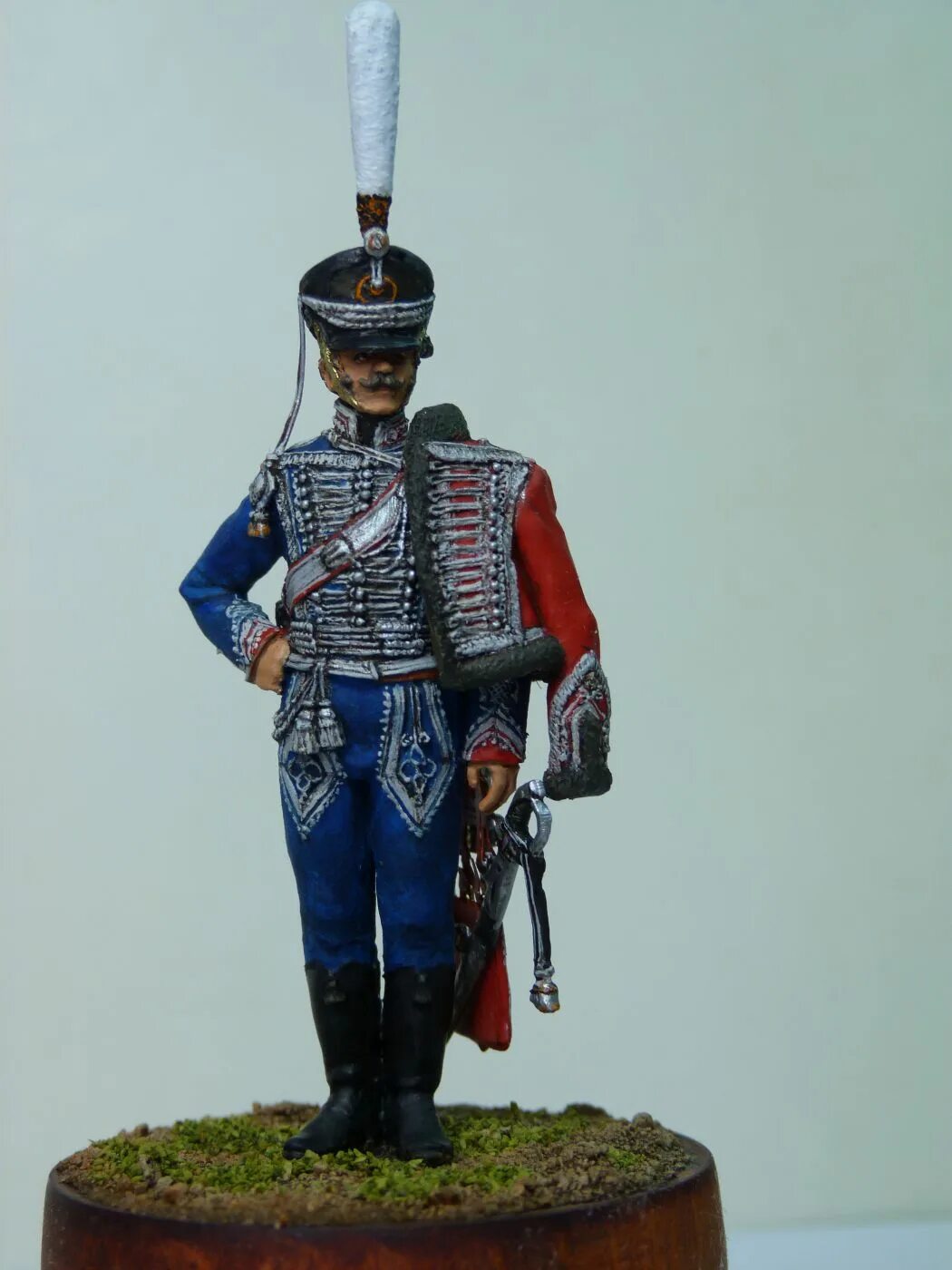 Гусар офицер. Офицер гусарского полка 1812. штаб трубач гусарского полка 1812 кивер. белорусский гусарский полк 1812 униформа. белорусские гусары 1812.