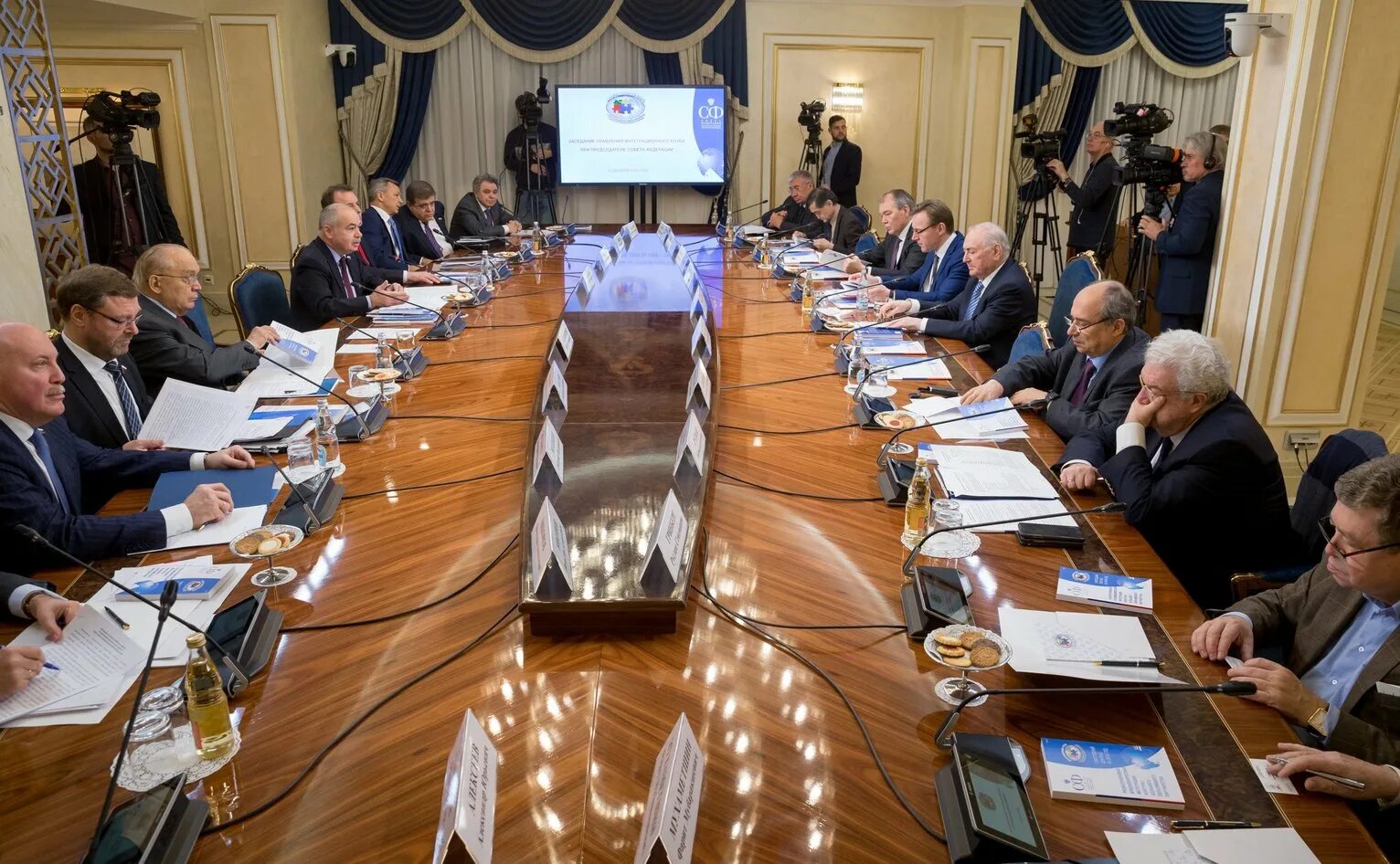 Инкомбанк. Общее собрание собственников. Московская областная нотариальная палата. Круглый стол заседание. Собрание правление.