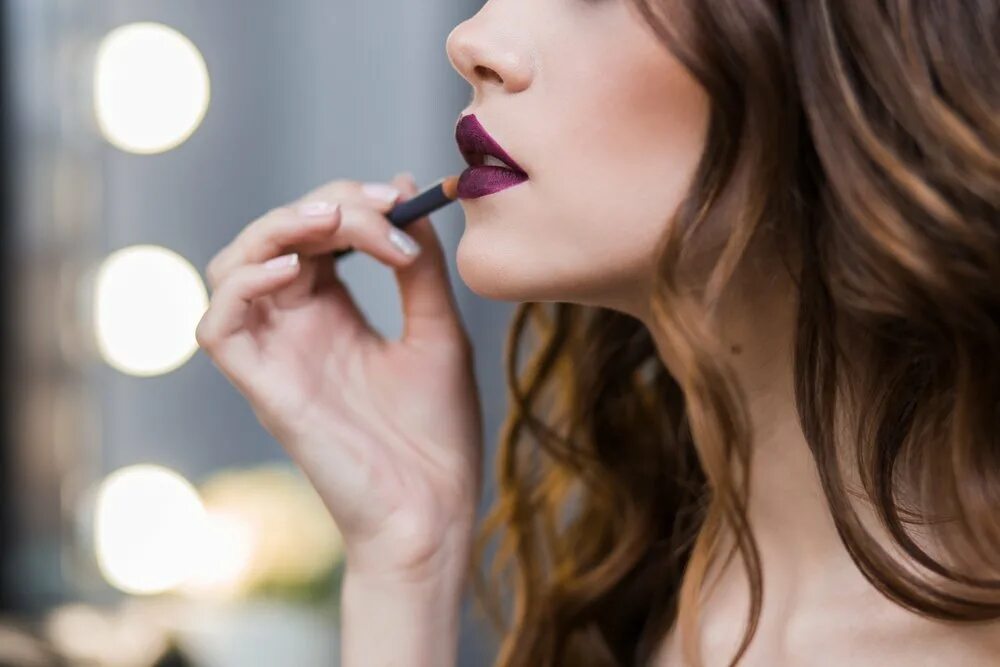 Губы красят блеском. Девушка с накрашенными губами. Женщина с красной помадой. Девушка с помадой. Девушка с помадой.