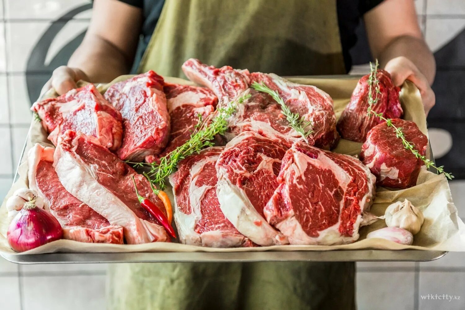 Мясо 2025. Деревенское свежее мясо. свинина говядина баранина. мясо говядина халяль. свежее мясо магазин.