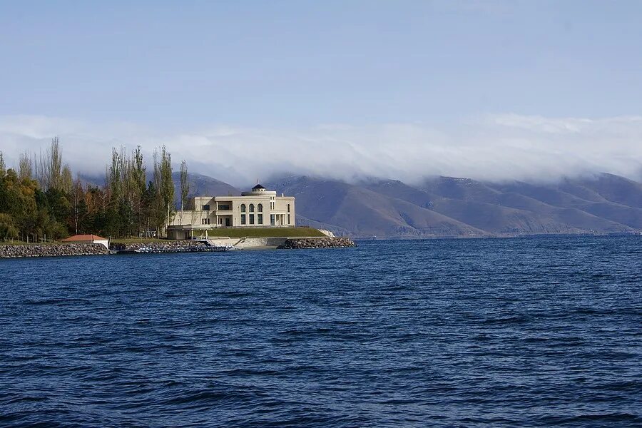 Резиденция Севан. Летняя резиденция президента Армении Севан. Президентский дача в Армении на озеро Севан. Озеро Севан особняк.