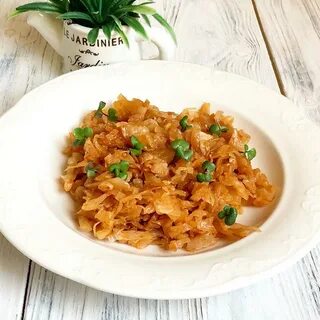 Тушена кисла капуста
